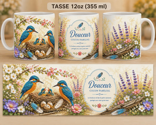 Mug 355 ml L'Écrin Naturel Douceur – recto couple de martins-pêcheurs au nid avec poussins et œufs entourés de fleurs printanières, verso citation "Douceur Cocon Familial – Le bonheur est fait de petits moments partagés avec ceux qu'on aime" sur fond de lavande et fleurs sauvages.
