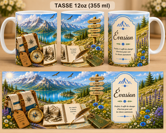 Mug 355 ml L'Écrin Naturel Évasion – recto valise de voyage avec boussole, carnet de croquis et lac de montagne turquoise, centre panneau "Découverte, Liberté, Aventure, Évasion" avec sentier et aigles, verso citation "Évasion – Parfois il suffit de changer d'horizon pour voir les choses autrement" sur prairie fleurie de montagne.
